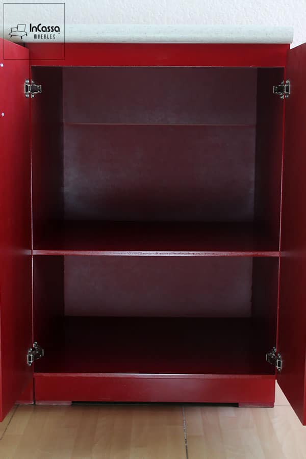 Foto de la sección de mueble carnicero del módulo inferior, está cuenta con dos compartimentos separados por un entrepaño además de bisagras metálicas en cada puerta para sus sistema de apertura y cierre, todo pintado en color borgoña.