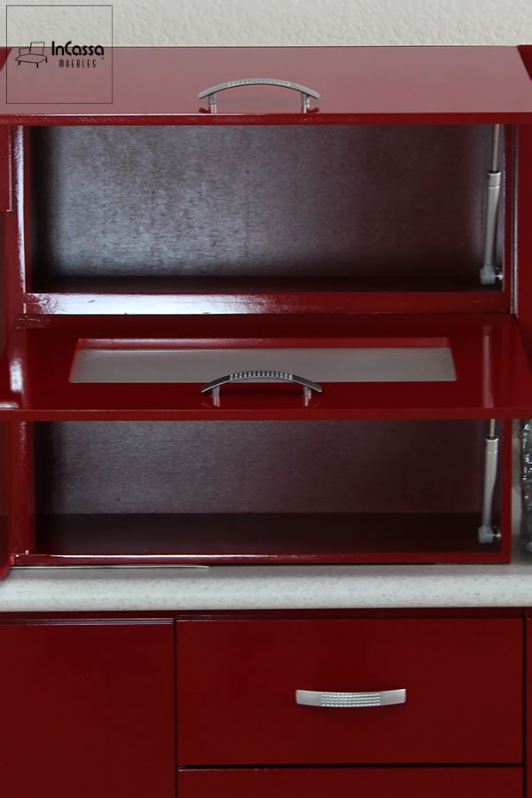 La toma se concentra en los compartimentos del módulo con porta microondas, en el podemos encontrar una sección con puertas que cuentan con un moderno sistema de pistones neumáticos, el cuál permite una apertura y cierre de manera vertical. La totalidad de las partes del módulo son de color borgoña, con un detalle en vidrio templado en la puerta de su segundo compartimento.