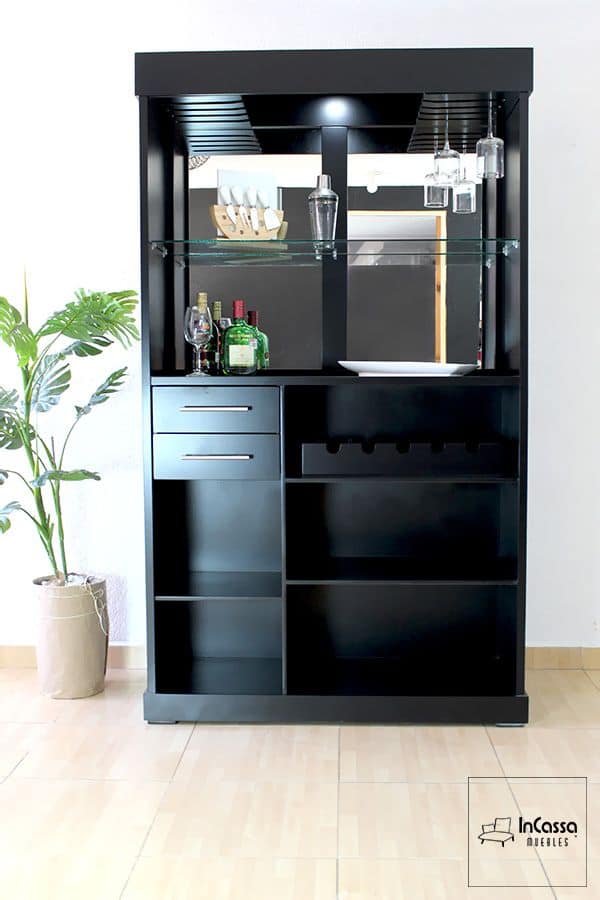 La imagen muestra el frente del módulo principal de la cantina, acabado en color chocolate mate. Destaca su iluminación superior tipo LED, compartimentos abiertos, estante de cristal y portacopas suspendido, ideales para organización y exhibición de botellas y utensilios.