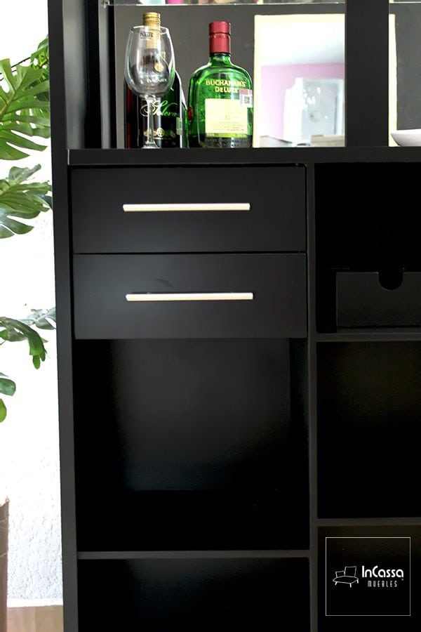 Se presenta el costado izquierdo del modulo principal en elegante tono chocolate mate, resaltando sus dos cajones con jaladeras metálicas alargadas y compartimientos abiertos para almacenamiento inferior. Ideal para organización de utensilios y botellas.