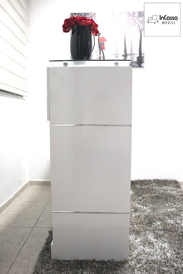 La toma lateral de la Cantina Modelo UGANDA en color blanco resalta su estructura sólida y líneas continuas con molduras metálicas decorativas. Su cubierta de cristal templado elevada aporta un toque sofisticado, ideal para integrarse con estilos modernos y ambientes luminosos.