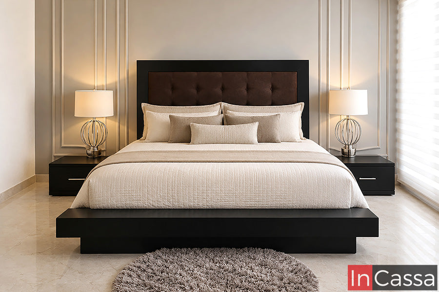 Elegancia y calidez se combinan en la Recámara Modelo VARSOVIA, presentada en color chocolate con una cabecera tapizada en suede chocolate y detalles capitonados. Su base de líneas rectas y burós a juego crean un conjunto sofisticado y contemporáneo para la habitación.