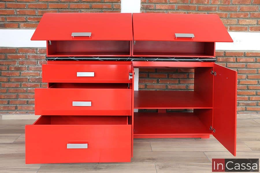 En esta toma se observan los compartimentos de la cocina Venezuela completamente abiertos, incluyendo tres amplios cajones, dos alacenas superiores elevables y un módulo doble inferior con repisa interna para máxima funcionalidad, todos presentados en acabado rojo vivo brillante.