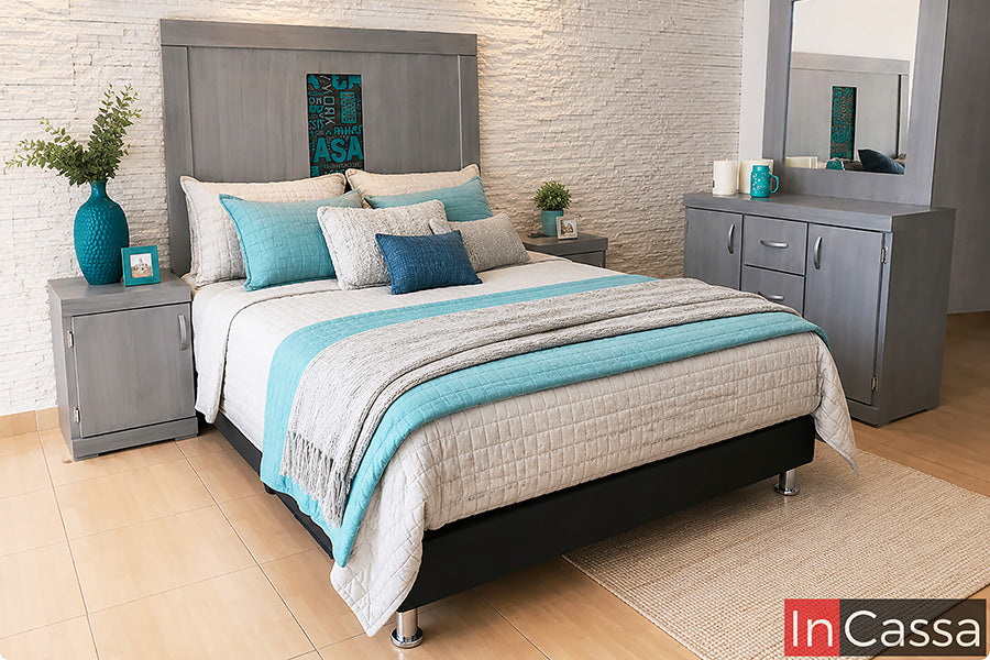 Recámara Modelo VERNAZZA en acabado gris cenizo claro, con cabecera de líneas rectas y detalle central tapizado en lino estilo Casa color turquesa, que aporta contraste al diseño. El conjunto se complementa con base para cama, burós, cómoda y espejo a juego, manteniendo el acabado gris cenizo claro en todas sus piezas.