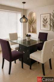 Se muestra el Comedor Modelo VERSALLES para 4 personas con cubierta de cristal, pedestal color chocolate y sillas tapizadas en suede morado y lino carta, un diseño contemporáneo que combina elegancia y funcionalidad. Su cubierta de cristal aporta amplitud visual y un acabado sofisticado, mientras que el pedestal con espacio de almacenamiento y la combinación de sillas en dos tonos crean un contraste moderno y acogedor, ideal para realzar cualquier comedor.