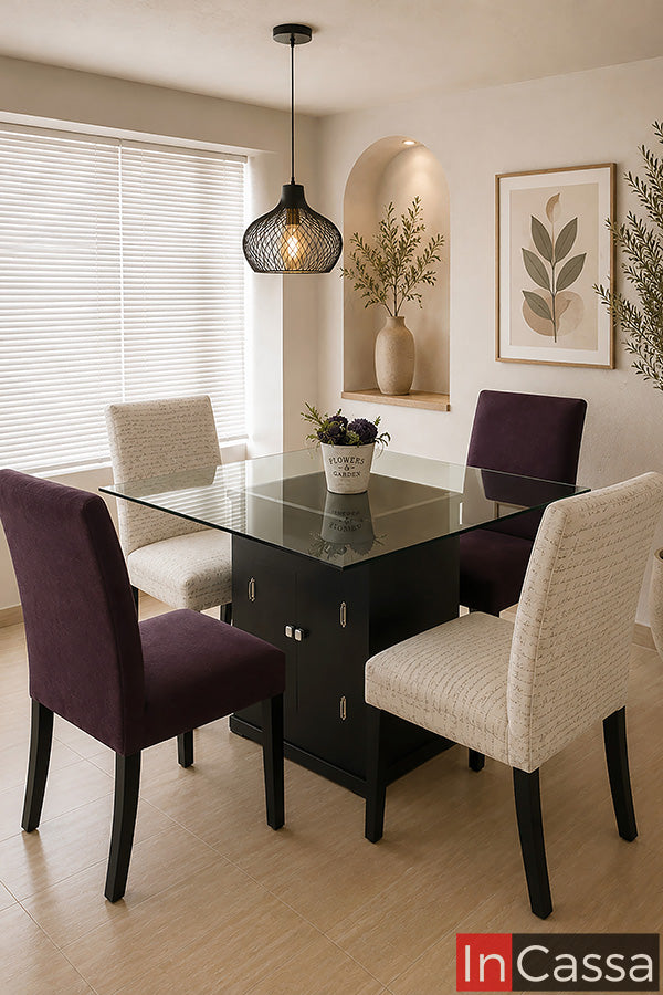 Se muestra el Comedor Modelo VERSALLES para 4 personas con cubierta de cristal, pedestal color chocolate y sillas tapizadas en suede morado y lino carta, un diseño contemporáneo que combina elegancia y funcionalidad. Su cubierta de cristal aporta amplitud visual y un acabado sofisticado, mientras que el pedestal con espacio de almacenamiento y la combinación de sillas en dos tonos crean un contraste moderno y acogedor, ideal para realzar cualquier comedor.