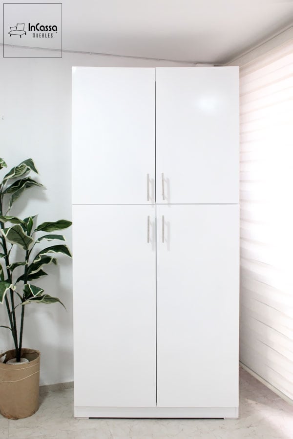 La foto presenta el despensero en acabado blanco brillante, con puertas dobles y tiradores metálicos modernos. Este mueble ofrece gran capacidad de almacenamiento, ideal para mantener cualquier espacio organizado y elegante.
