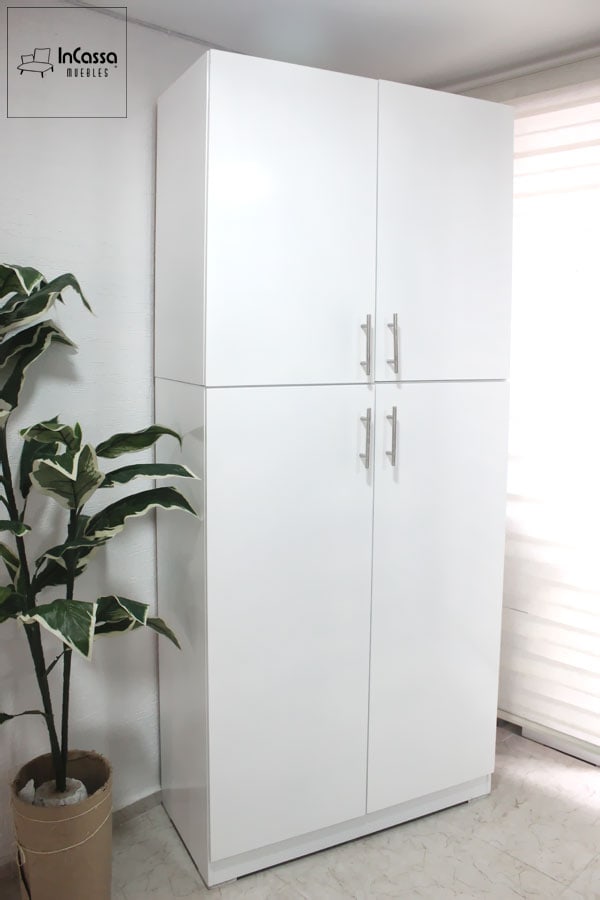 Se presenta una vista lateral de la alacena, destacando su diseño elegante y acabado blanco brillante. Ideal para cualquier espacio, combina estilo y funcionalidad en una estructura compacta.