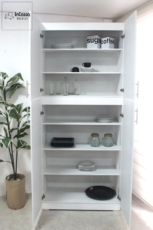 La imagen muestra el interior del despensero blanco con siete amplios espacios, ideales para organizar vajilla, recipientes y otros objetos. Su diseño funcional maximiza el espacio, manteniendo el orden en el hogar.