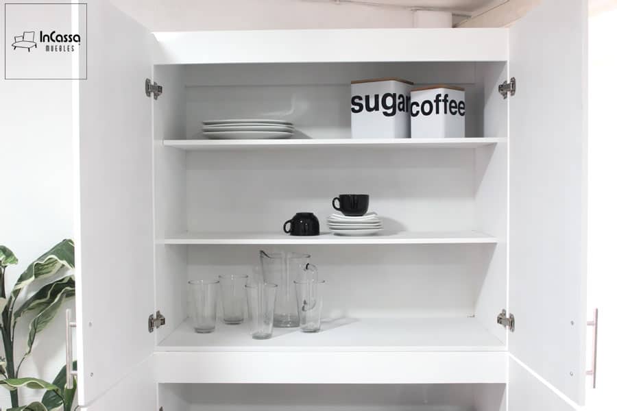 Se presenta una fotografía del despensero blanco abierto que destaca los estantes superiores. Perfectos para almacenar tazas, platos pequeños y recipientes organizadores, ofreciendo accesibilidad y estilo.