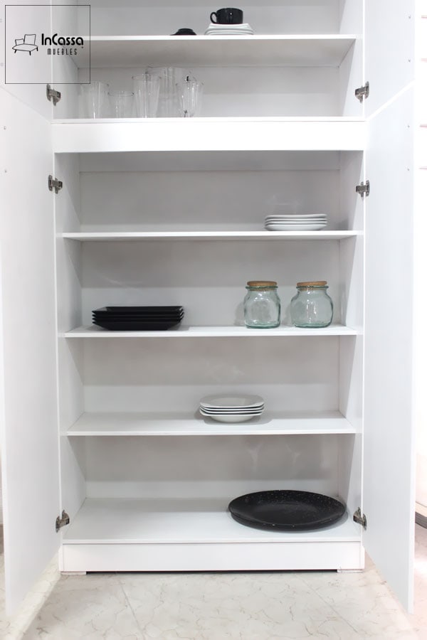 Una toma de los estantes inferiores abiertos, que conservan el color blanco completo que puede observarse en el resto del despensero, ideales para organizar platos, vasos y frascos. Este diseño maximiza la capacidad de almacenamiento con un acceso práctico y ordenado.