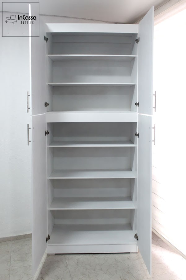 Se presenta el interior de una alacena blanca con múltiples repisas ajustables, diseñadas para maximizar el almacenamiento. Perfecta para mantener el orden en cualquier espacio.