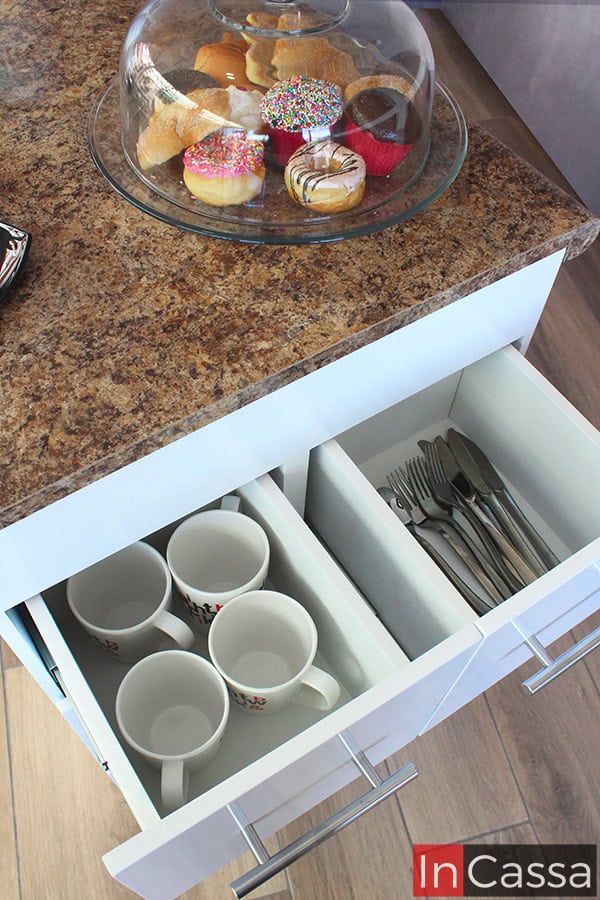 Isla Minimalista para Cocina con Bancos Modelo VILNA Urbino