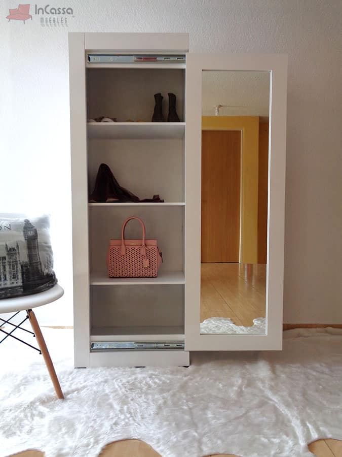 Esta foto presenta la versión en blanco del armario zapatero, que combina elegancia y funcionalidad. Sus amplios estantes son ideales para organizar zapatos y accesorios, mientras que la puerta corrediza con espejo de cuerpo entero optimiza espacios al brindar una solución práctica y moderna.