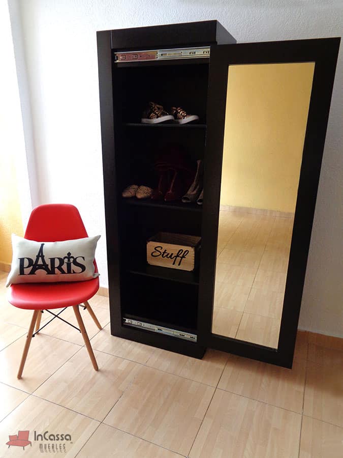 Esta imagen destaca el armario zapatero en color chocolate completo con espejo deslizable, ideal para optimizar el espacio en habitaciones modernas. Con estantes internos ajustables, este mueble ofrece almacenamiento eficiente para zapatos y otros accesorios. Su espejo a tamaño completo no solo añade funcionalidad, sino que también realza la decoración del entorno con un diseño minimalista y acabados impecables.