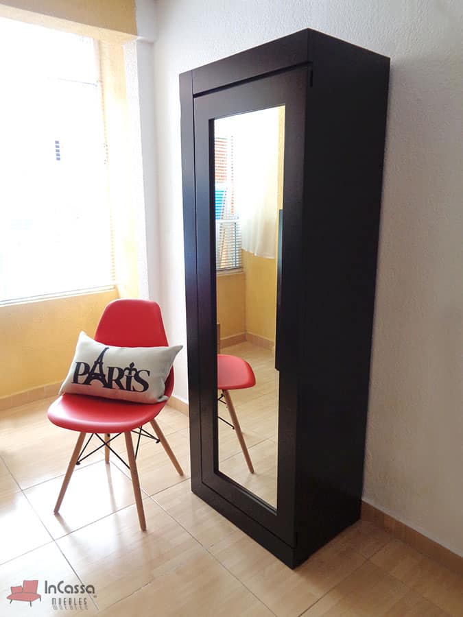 En esta foto se aprecia el elegante armario zapatero cerrado, resaltando su diseño contemporáneo con líneas limpias y un acabado chocolate uniforme. El espejo de cuerpo entero en la puerta corrediza no solo optimiza el espacio, sino que añade funcionalidad para arreglarse antes de salir, siendo perfecto para habitaciones con estilo minimalista.