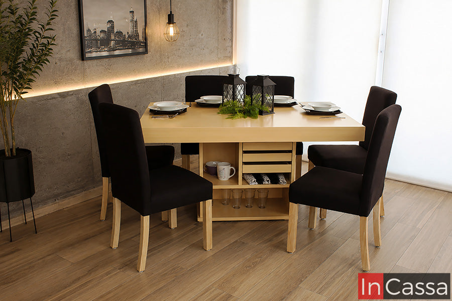 Se presenta el Comedor Modelo WASHINGTON para 6 personas en color natural con sillas tapizadas en suede chocolate, destacando su amplia cubierta, el práctico módulo central con espacios de almacenamiento y portabotellas, así como sus cómodas sillas que aportan un estilo moderno, funcional y acogedor para cualquier comedor.
