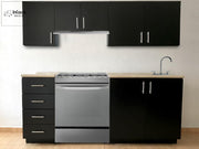 Esta cocina de diseño moderno presenta gabinetes superiores e inferiores en acabado chocolate mate, con jaladeras de barra metálicas. Cuenta con espacio para estufa y una tarja de acero inoxidable. El diseño es minimalista y funcional.