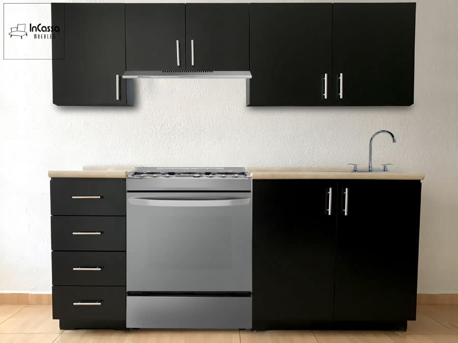 Esta cocina de diseño moderno presenta gabinetes superiores e inferiores en acabado chocolate mate, con jaladeras de barra metálicas. Cuenta con espacio para estufa y una tarja de acero inoxidable. El diseño es minimalista y funcional.