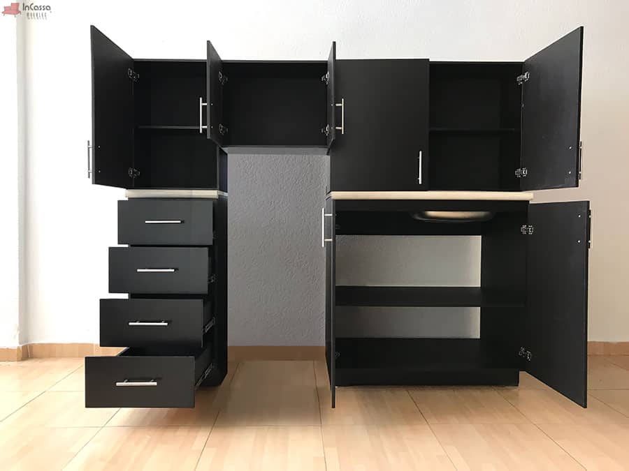 Esta cocina integral, en acabado chocolate mate, presenta una distribución funcional con gabinetes superiores e inferiores. Los cajones amplios y las puertas abatibles, con jaladeras metálicas, ofrecen un almacenamiento práctico. El espacio incluye un área de tarja y un lugar destinado para la estufa.