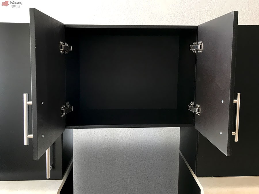 El mueble sobre campana con puertas dobles ofrece un amplio espacio de almacenamiento, ideal para utensilios grandes. Las jaladeras metálicas, junto con el acabado chocolate mate, crean una estética moderna. Las bisagras de alta calidad garantizan un uso suave y duradero.