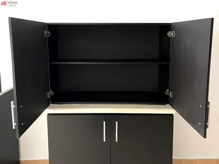 Alacena superior de puertas dobles, proporcionando un espacio de almacenamiento generoso. Incluye un estante interno para optimizar la organización. Las jaladeras metálicas y el acabado chocolate mate mantienen la coherencia en el diseño moderno y elegante.