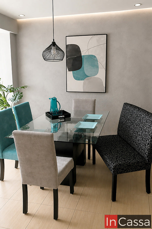 Se muestra el Comedor Modelo YEMEN para 6 personas con cubierta de vidrio, pedestal color chocolate, sillas tapizadas en suede turquesa y gris perla, y banca tapizada en lino Da Vinci negro, una propuesta contemporánea que destaca por su elegante combinación de materiales y colores. Su cubierta de vidrio aporta amplitud visual y sofisticación, mientras que la banca y las sillas ofrecen gran comodidad, creando un espacio moderno, funcional y perfecto para compartir en familia.