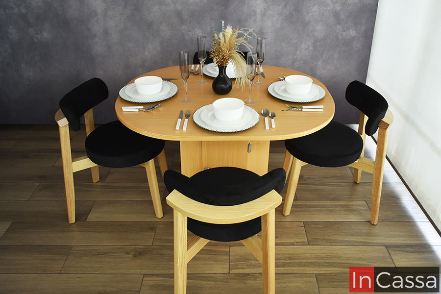Desde una vista superior, el Comedor Viral en Pinterest YOKOHAMA con Mesa Ovalada para 4 personas muestra su acabado en color natural y la distribución de sus cuatro sillas, con respaldos y asientos tapizados en suede negro. La mesa cuenta con cubierta ovalada y base central.