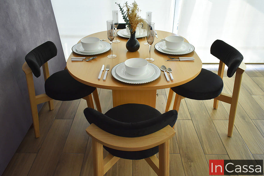 En esta perspectiva, el Comedor Viral en Pinterest YOKOHAMA con Mesa Ovalada para 4 personas permite apreciar su acabado en color natural, la cubierta ovalada con base central y las sillas de madera con asientos y respaldos curvos tapizados en suede negro.