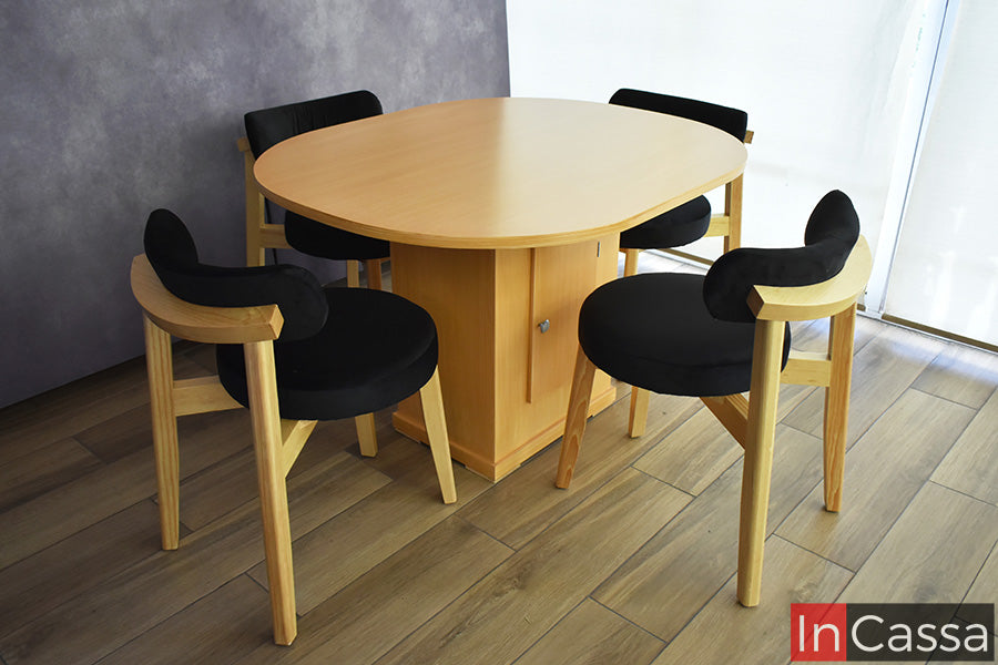 Sin elementos sobre la cubierta, el Comedor Viral en Pinterest YOKOHAMA con Mesa Ovalada para 4 personas permite observar claramente su mesa en color natural, con cubierta ovalada y base central con puerta. Las cuatro sillas combinan estructura de madera con asientos y respaldos tapizados en suede negro.