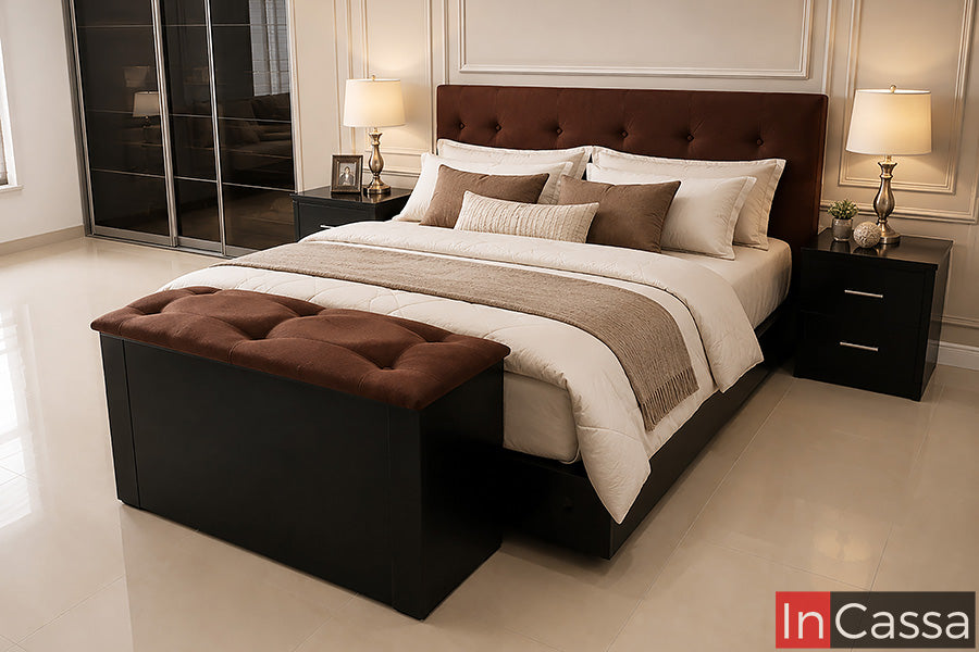 Con una estética cálida y sofisticada, la Recámara Modelo ZURICK se presenta en color chocolate con base tapizada en suede chocolate. Su cabecera capitonada y el elemento tapizado a los pies de la cama aportan textura y elegancia, mientras los burós a juego complementan el diseño contemporáneo.