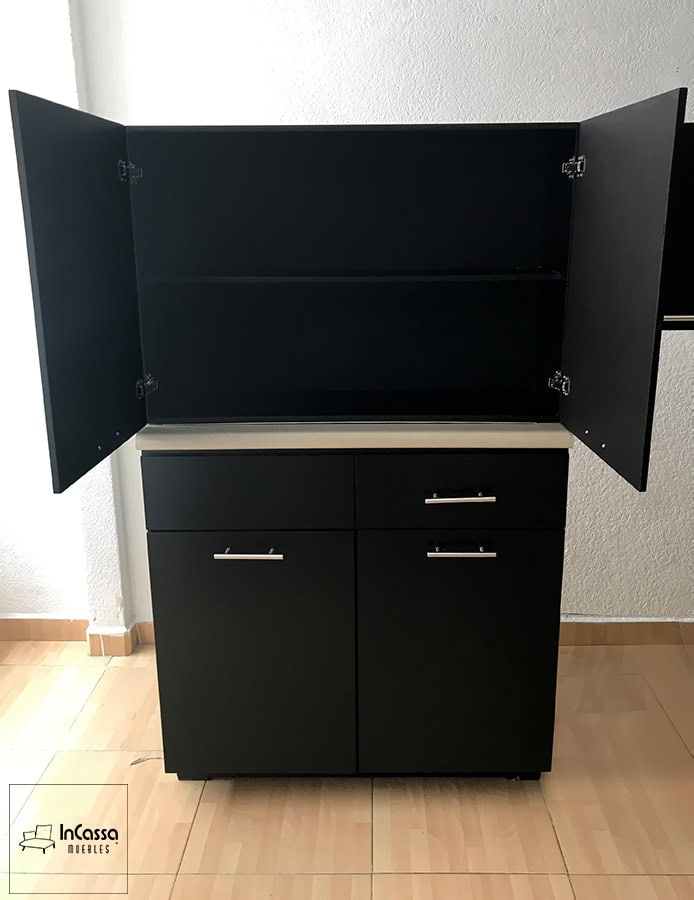 La imagen muestra la alacena superior de la Cocina Integral ÁFRICA, colocada justo sobre el módulo de tarja. Su diseño funcional ofrece dos puertas amplias con repisa interna, ideales para almacenar vasos, especias o productos de uso diario. El acabado chocolate mate resalta su estilo contemporáneo, mientras que las jaladeras metálicas y la cubierta tipo formica aportan un toque moderno y resistente, combinando elegancia y practicidad en un solo conjunto.