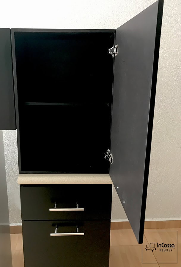 En esta imagen se observa el módulo superior de la Cocina Integral ÁFRICA, colocado directamente sobre el módulo inferior con cubierta de formica. Este diseño aprovecha al máximo el espacio vertical, ofreciendo una amplia alacena de una puerta con repisa interior, ideal para almacenar insumos o utensilios de cocina. El acabado chocolate mate aporta un toque sofisticado, mientras que las jaladeras metálicas y las bisagras de cierre firme garantizan resistencia y un uso cotidiano cómodo y duradero.