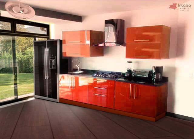 Cocina integral diseñada para Parrilla en color naranja y cubierta de formica negra. La cocina se encuentra instalada junto a un refrigerador en una estancia con pared blanca y piso de madera.
