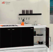 La imagen presenta la cocina integral BUGA de 1.70 m para parrilla en vista frontal, mostrando su estructura blanca con frentes chocolate y una repisa flotante a juego. La puerta lateral abierta revela dos niveles de almacenamiento. La cubierta de formaica blanco fresh ilumina el espacio y resalta el diseño moderno.