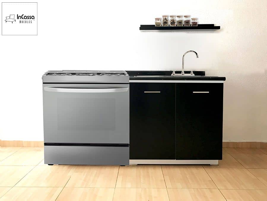 Una vista frontal muestra la cocina Buga para estufa en elegante tono chocolate, acompañada de tarja metálica y cubierta de formaica tipo mármol negro. Incluye dos puertas inferiores con jaladeras lineales y espacio lateral para estufa de 20" o 30", perfecta para cocinas modernas y prácticas.