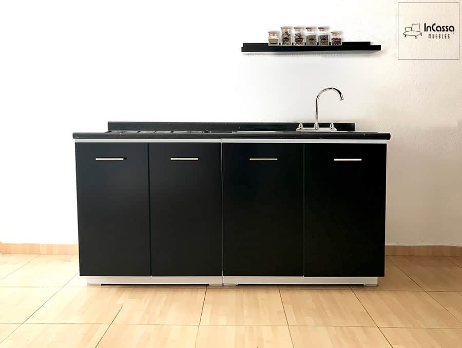 En esta fotografía se presenta la cocina integral BUGA de 1.70 m diseñada para parrilla, capturada en una toma completamente frontal. Destaca su estructura blanca contrastada con frentes en tono chocolate profundo, acompañados por una repisa flotante del mismo acabado. La cubierta de formaica en efecto mármol negro aporta un estilo elegante y moderno, mientras la tarja y la grifería resaltan al centro, creando una composición equilibrada y funcional.