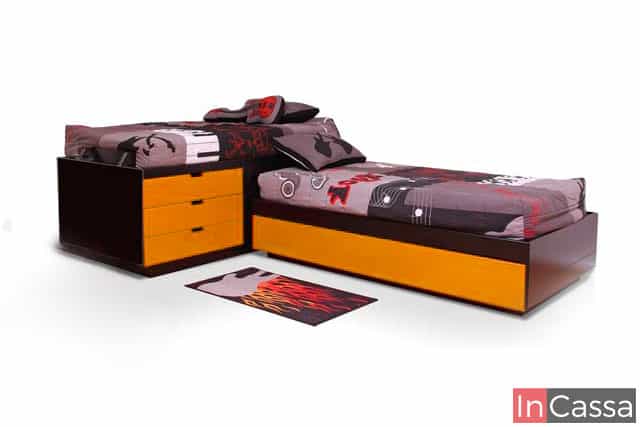 Imagen con fondo blanco de la trilitera de acabado chocolate con base oculta y cajones amarillos, El mueble es mostrado con un par de colchones individuales con ropa de cama de temática infantil.