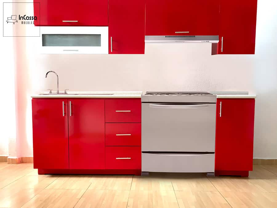 La imagen muestra la Cocina Finlandia para estufa en color rojo vivo con cubierta de formaica blanco fresh, destacando un diseño moderno con gabinetes superiores e inferiores y herrajes metálicos brillantes.