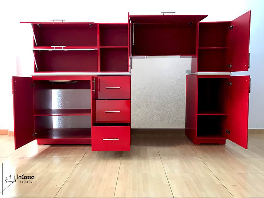 La foto presenta la Cocina Finlandia para Estufa en color rojo vivo completo con puertas y cajones abiertos, mostrando su interior amplio con repisas, cajoneras funcionales y espacio organizado bajo cubierta blanco fresh.