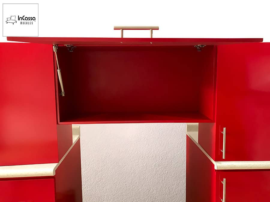 La foto presenta el gabinete superior central de la Cocina Finlandia para Estufa en color rojo vivo, con puerta abatible hacia arriba y pistón neumático. Su interior amplio combina con la cubierta blanco fresh inferior.