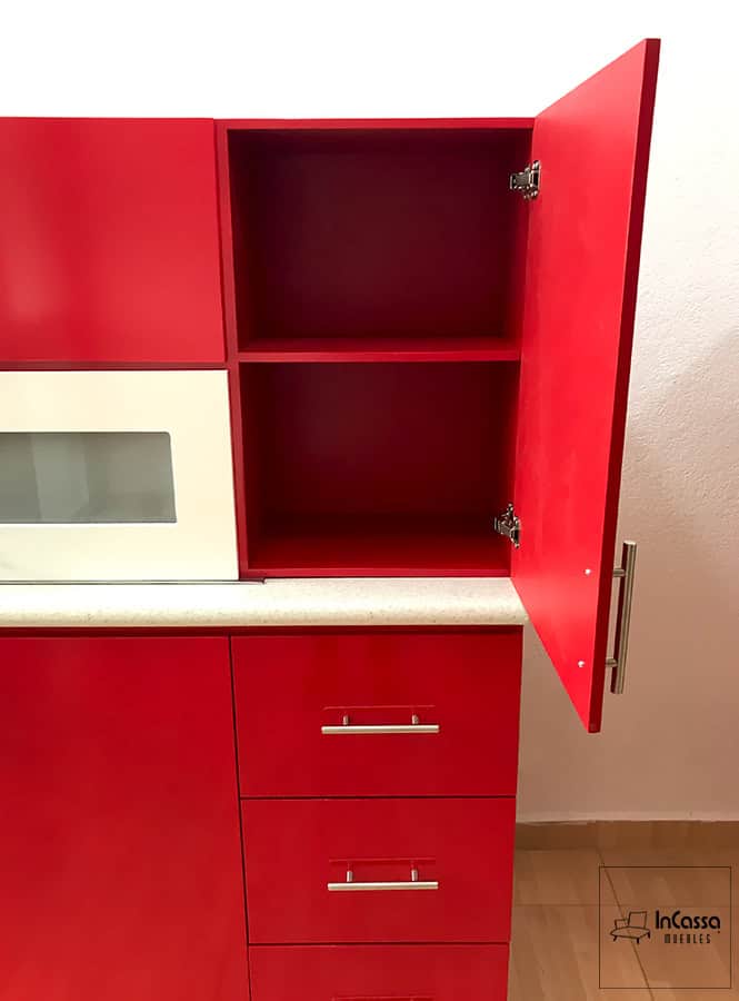 Se presenta un módulo lateral de la Cocina Finlandia para Estufa en rojo vivo con puerta abierta que revela dos repisas internas. En la parte inferior destacan cajones metálicos y la cubierta blanco fresh en contraste.