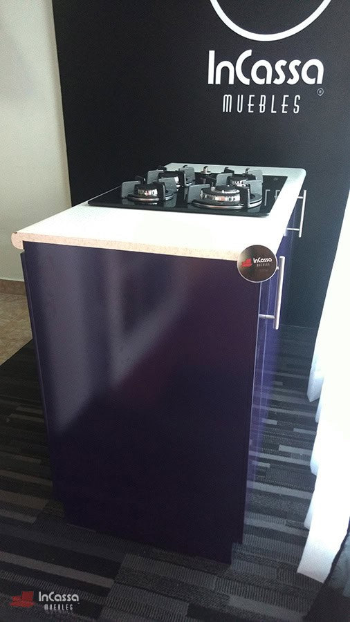 Una toma que exhibe el costado izquierdo de la Isla para Parrilla Modelo LOMBARDIA, donde se aprecian el brillo del acabado morado, la cubierta de formaica en tono blanco y las elegantes jaladeras metálicas. El diseño compacto y funcional se adapta perfectamente a cocinas modernas y bien organizadas.