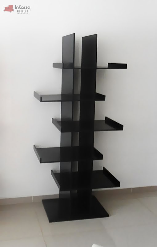 En esta vista lateral se aprecia la Zapatera Minimalista modelo LOVE en acabado chocolate, resaltando la profundidad y grosor de sus entrepaños. Su diseño geométrico crea un efecto moderno y sofisticado, ideal para organizar calzado o accesorios manteniendo un estilo elegante.