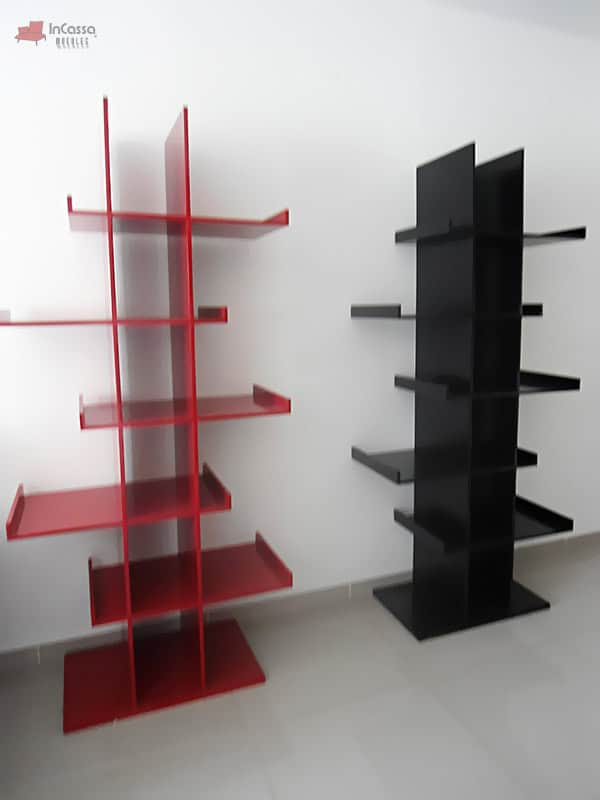 La imagen muestra la zapatera minimalista modelo LOVE en dos versiones: rojo vivo y chocolate. Su diseño vertical y moderno con múltiples repisas ofrece gran capacidad de organización, mientras su estructura estilizada aporta un toque decorativo ideal para interiores contemporáneos.