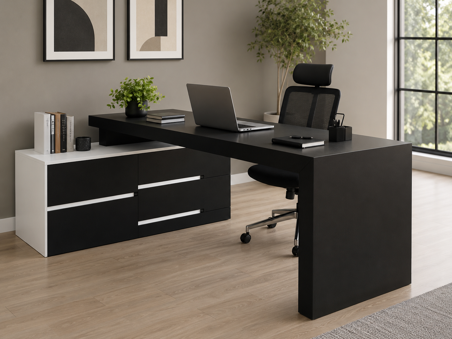 oficina en casa moderna con escritorio, silla, cajones, computadora, lámpara, librero y decoración neutra.