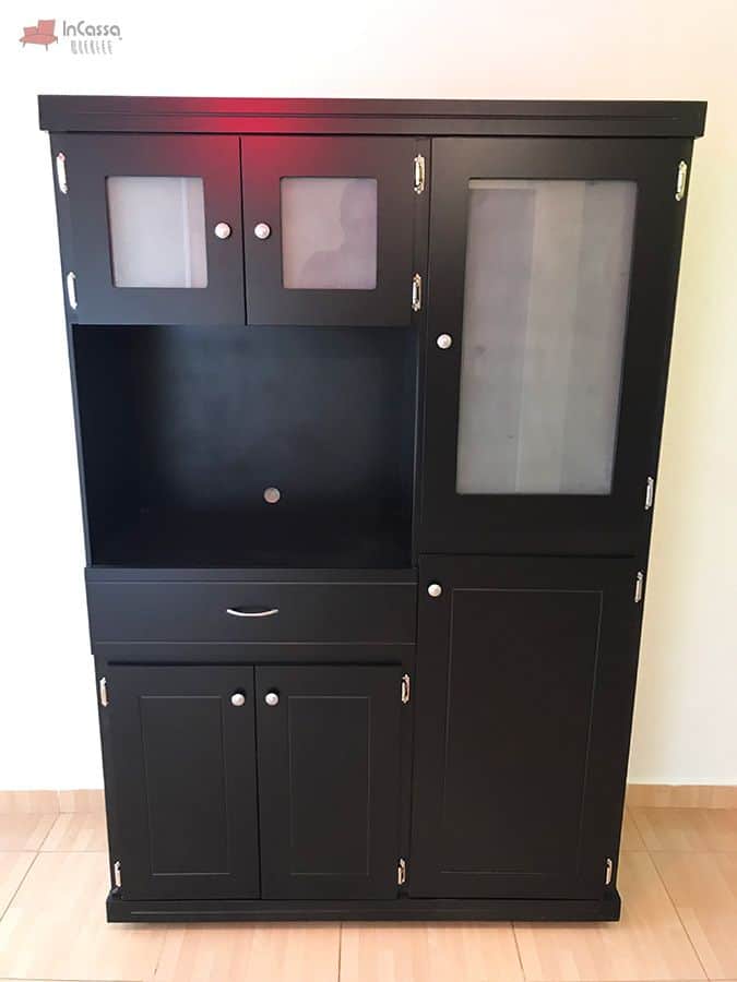 Una toma directa que destaca la estructura completa del mueble Munich en color chocolate, con múltiples compartimentos y puertas de cristal esmerilado. Su diseño alto y funcional ofrece gran capacidad de almacenamiento para cocina o comedor.