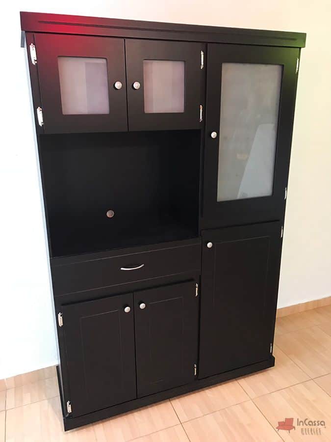 Una vista en perspectiva que permite apreciar la profundidad del mueble Munich, sus elegantes puertas con cristal esmerilado y el acabado mate en color chocolate. Ideal para complementar cocinas modernas con estilo funcional.