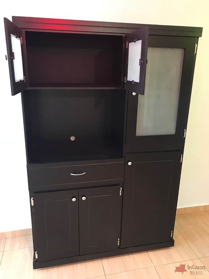 Se presenta una toma con las puertas superiores abiertas, mostrando el interior amplio del compartimento con entrepaño central. El acabado en chocolate mate y las puertas con cristal esmerilado aportan elegancia y funcionalidad.