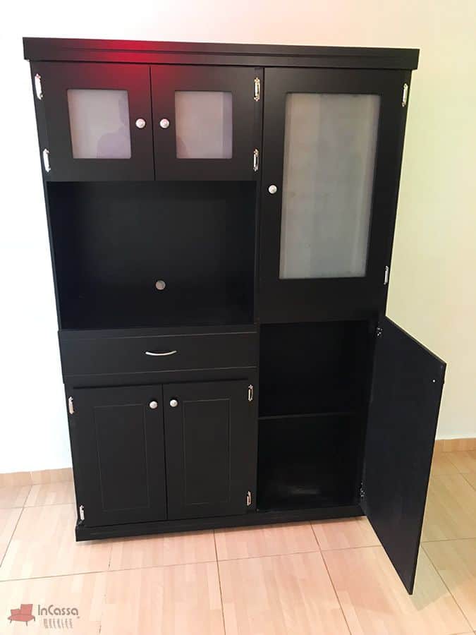 En esta toma se muestra la puerta inferior derecha totalmente abierta, dejando al descubierto un espacioso compartimento con entrepaño. El diseño chocolate con jaladeras metálicas y cristal esmerilado refuerza su estilo moderno y funcional.